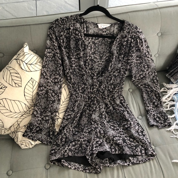 BCBG Black grey print long sleeve romper - Picture 4 of 5
